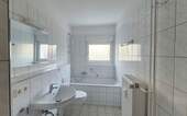 Bad mit Fenster + Wanne - Etagenwohnung mit 60,00 m&sup2; in Singen (Hohentwiel) zur Miete
