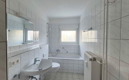 Bad mit Fenster + Wanne - Etagenwohnung mit 60,00 m&sup2; in Singen (Hohentwiel) zur Miete