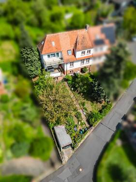 Gesamtansicht mit Haus und Garten - 8 Zimmer Doppelhaushälfte in Gelnhausen
