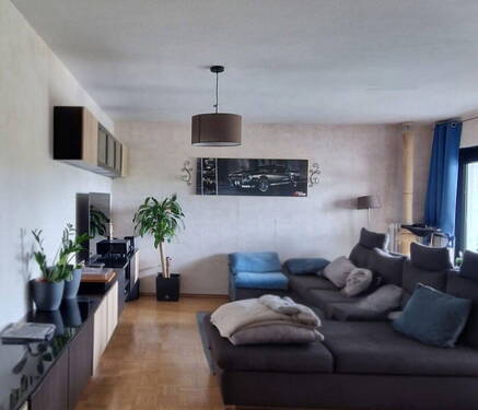 Wohnzimmer Ansicht 1 - Zentrale 3-Zimmer-Wohnung mit Aufzug, modernisiertem Bad,WC &Balkon
