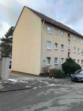 Seitliche Ansicht Wohngebäude mit Zufahrt zum Hof - 3 Zimmer Etagenwohnung in Darmstadt