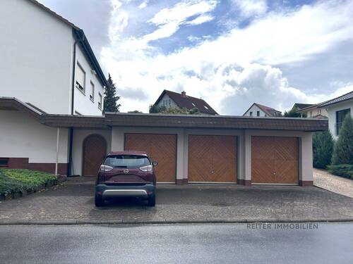 Garagen und Stellplätze - 