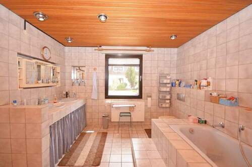 Badezimmer-EG - Mehrfamilienhaus, Wohnhaus mit 180,00 m² in Hürth zum Kaufen