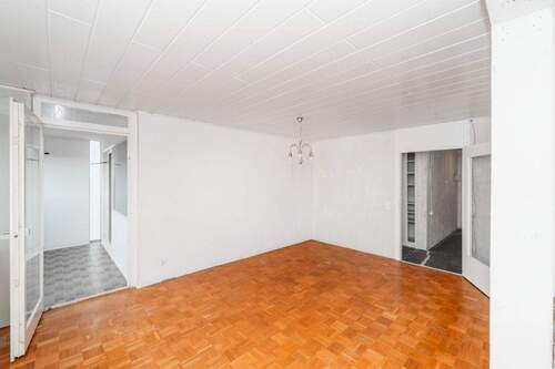 Wohnzimmer Blick auf Balkon - 3 Zimmer Etagenwohnung zum Kaufen in Mannheim