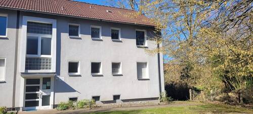 Hausansicht - RESERVIERT Familienfreundliche 4-Zimmer-Wohnung. Verkauf nur mit der baugl. Wohnung im OG