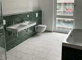 Bad mit Wanne + Dusche + Fenster - 