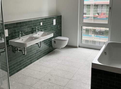 Bad mit Wanne + Dusche + Fenster - 