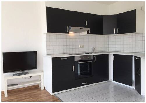 offene Küche, gefliest, mit EBK und TV - 