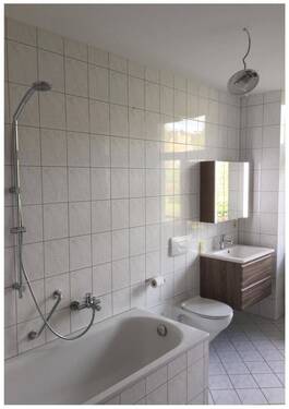 Bad mit Wanne und Fenster, Fliesen deckenhoch - 