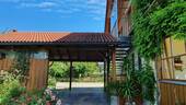 Carport, Stellplatz und Treppe - 5 Zimmer Etagenwohnung in Obing