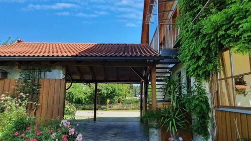 Carport, Stellplatz und Treppe - 5 Zimmer Etagenwohnung in Obing