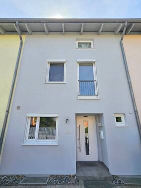 Vorderansicht 2.jpg - 4 Zimmer Reihenmittelhaus zum Kaufen in Lübeck