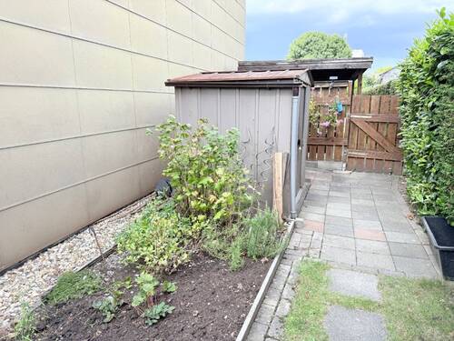Garten seitlich vom Haus - 