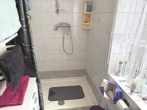 Bad mit Dusche - 