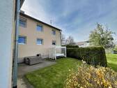 Grünfläche mit Sitzplatz Hausrückseite - 7 Zimmer Mehrfamilienhaus, Wohnhaus in Kolbingen