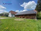 Ansicht mit Garagenhaus und PV - 7 Zimmer Bauernhaus, Landhaus zum Kaufen in Villingen-Schwenningen