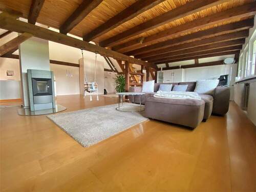 Wohnzimmer DG mit Ofen - 7 Zimmer Bauernhaus, Landhaus in Villingen-Schwenningen