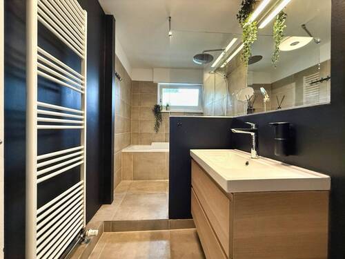 EG • tagesbelichtetes Wannen- und Duschbad - 