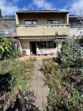 Blick vom Garten auf die Rückfassade - ***TOP Gelegenheit*** massiv gebautes Reihenmittelhaus, voll unterkellert, ausgebautes Dachstudio, 6 Zimmer, Garten, Garage, Stellplatz...