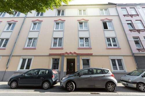 Hausansicht - Modernisierte 3-Zimmer-Wohnung mit Balkon in Geestemünde