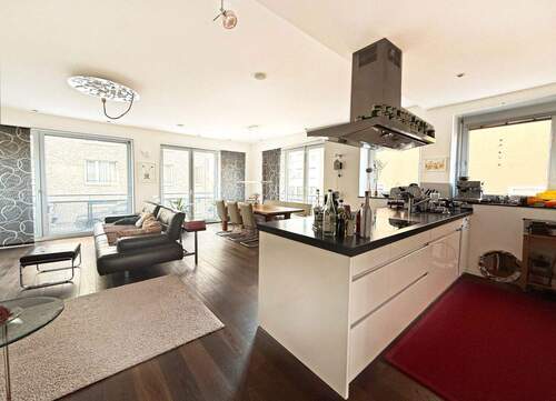 Küche & Wohnbereich - Komfortable 4-Zimmer-Wohnung mit Terrasse, Aufzug sowie bis zu 3 Stellplätzen