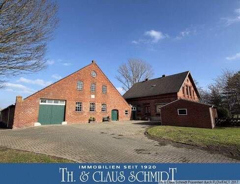 Ansicht der kompletten Hofstelle - Herrschaftliches Wohnhaus mit umfangreichen Nebenflächen und der Option auf Landzukauf
