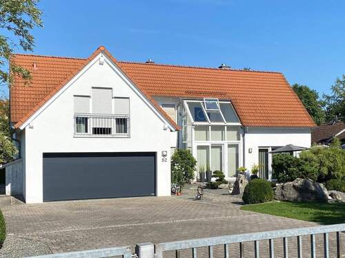 haus_aussen mit Garage.jpg - 5 Zimmer Einfamilienhaus zum Kaufen in Pleinfeld