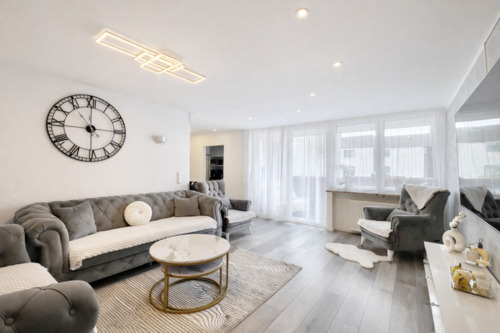 Wohnzimmer - Familienfreundliche 4-Zimmer-Wohnung (95 m²) mit Loggia & Garage in Burghausen