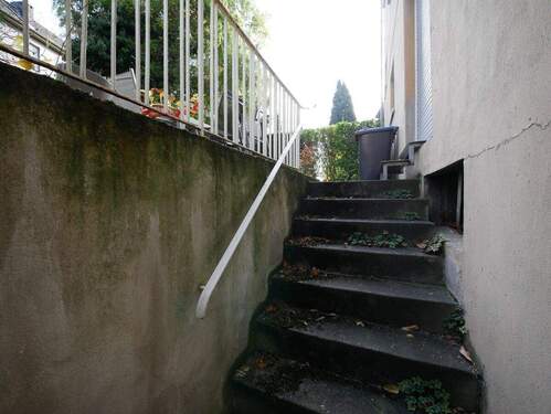 Treppenaufgang Gebäude rechts - 