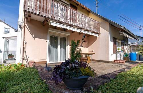 Objektansicht mit Terrasse und Balkon - 