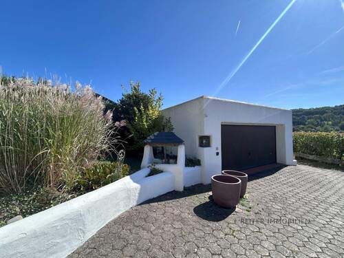 Doppelgaragen mit elektrischen Tor - 