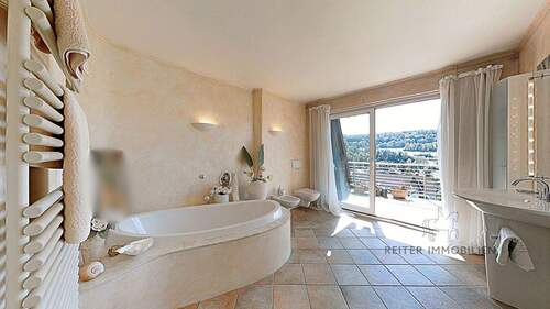 DG: Wellnessbadezimmer mit Wanne und Balkonzugang - 