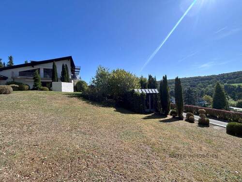 großzügiger Garten in gefühlter Alleinlage - 