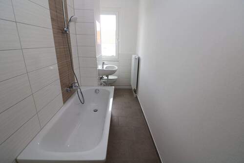 Beispiel Bad mit Wanne - Guten Morgen Sonnenschein...helle 3-RW mit Wanne u. Balkon!!!