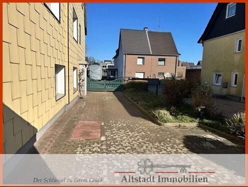 Seitenansicht mit PKW Stellplatz - 8 Zimmer Doppelhaushälfte in Duisburg