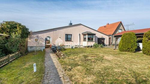 Außenansicht 1 - Familienfreundliches Einfamilienhaus im Bungalow-Stil mit schönem Garten, Terrasse und Pool