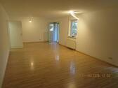 Wohnzimmer.JPG - Premium Lage! Moderne u. renovierte 3 Zi. Wohnung m. Terasse u. Gartenanteil in Nürnberg - Erlenstegen z. vermieten. Tiefgaragenstellplatz vorhanden.