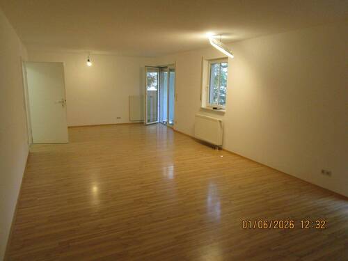Wohnzimmer.JPG - Premium Lage! Moderne u. renovierte 3 Zi. Wohnung m. Terasse u. Gartenanteil in Nürnberg - Erlenstegen z. vermieten. Tiefgaragenstellplatz vorhanden.