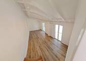 Grosser Schlafbereich mit bodentiefen Fenstern - 