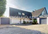 Einfamilienhaus mit Einliegerwohnung - 6 Zimmer Doppelhaushälfte zum Kaufen in Krefeld