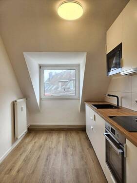 Bild 1 - Frisch sanierte Dachgeschosswohnung mit neuer Einbauküche