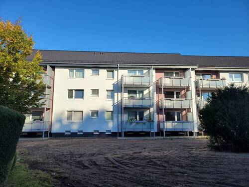 Hausansicht - Helle, modernisierte 3-Zimmer-Wohnung mit Balkon