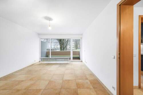 Wohnzimmer Ansicht 2 - Etagenwohnung mit 70,10 m&sup2; in München zum Kaufen