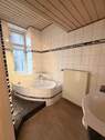 Einblick Badezimmer mit Badewanne und Dusche - 
