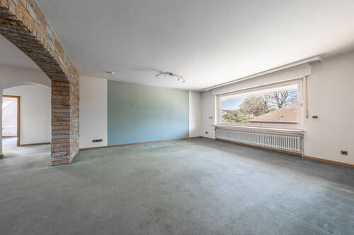 Das große Wohnzimmer mit Kaltsteinakzenten - 