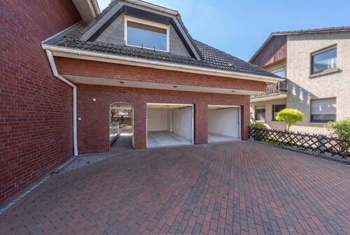 Zwei getrennte Garagen dürfen nicht fehlen - 