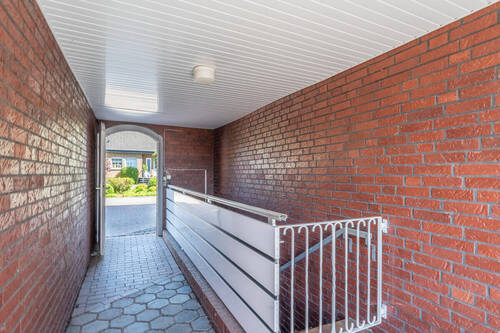 und ein praktischer Zugang zum Garten und den Keller - 