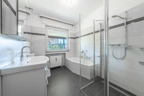 mit modernem Badezimmer - 8 Zimmer Mehrfamilienhaus, Wohnhaus in Bramsche