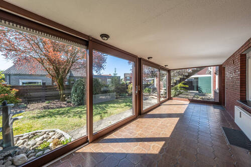 Der Wintergarten mit Blick in den Garten - 