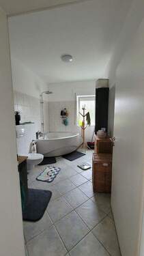 Bad mit Whirlpool-Badewanne - 3 Zimmer Etagenwohnung in Oberhausen